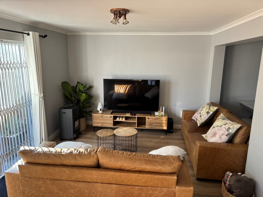 2 Bedroom Property for Sale in Uitzicht Western Cape